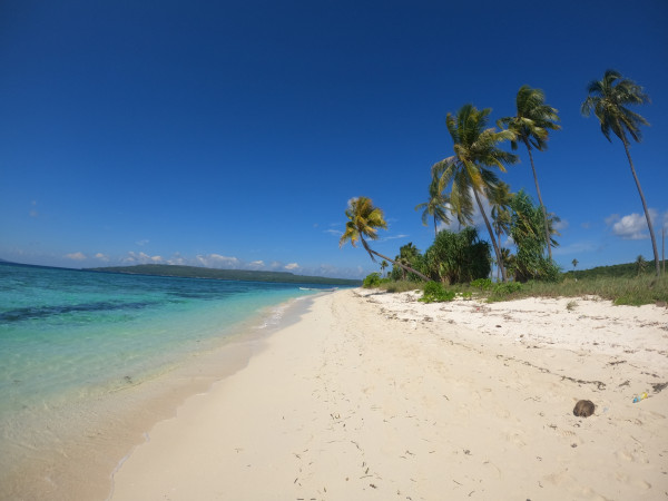 Sehari di pulau liwutongkidi, pulau yang tak berpenghuni.